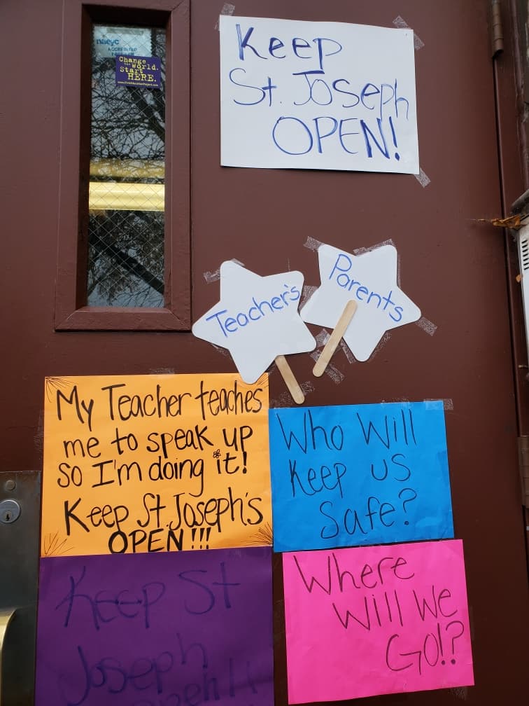 El personal asume la responsabilidad de recoger a los estudiantes de las escuelas en el área, que incluyen el centro Académico Multicultural Hedges, Caesar Chavez, la escuela primaria Hemoline, la Academia Agustín Lara, y la escuela primaria William H. Seward Communication Arts Academy.