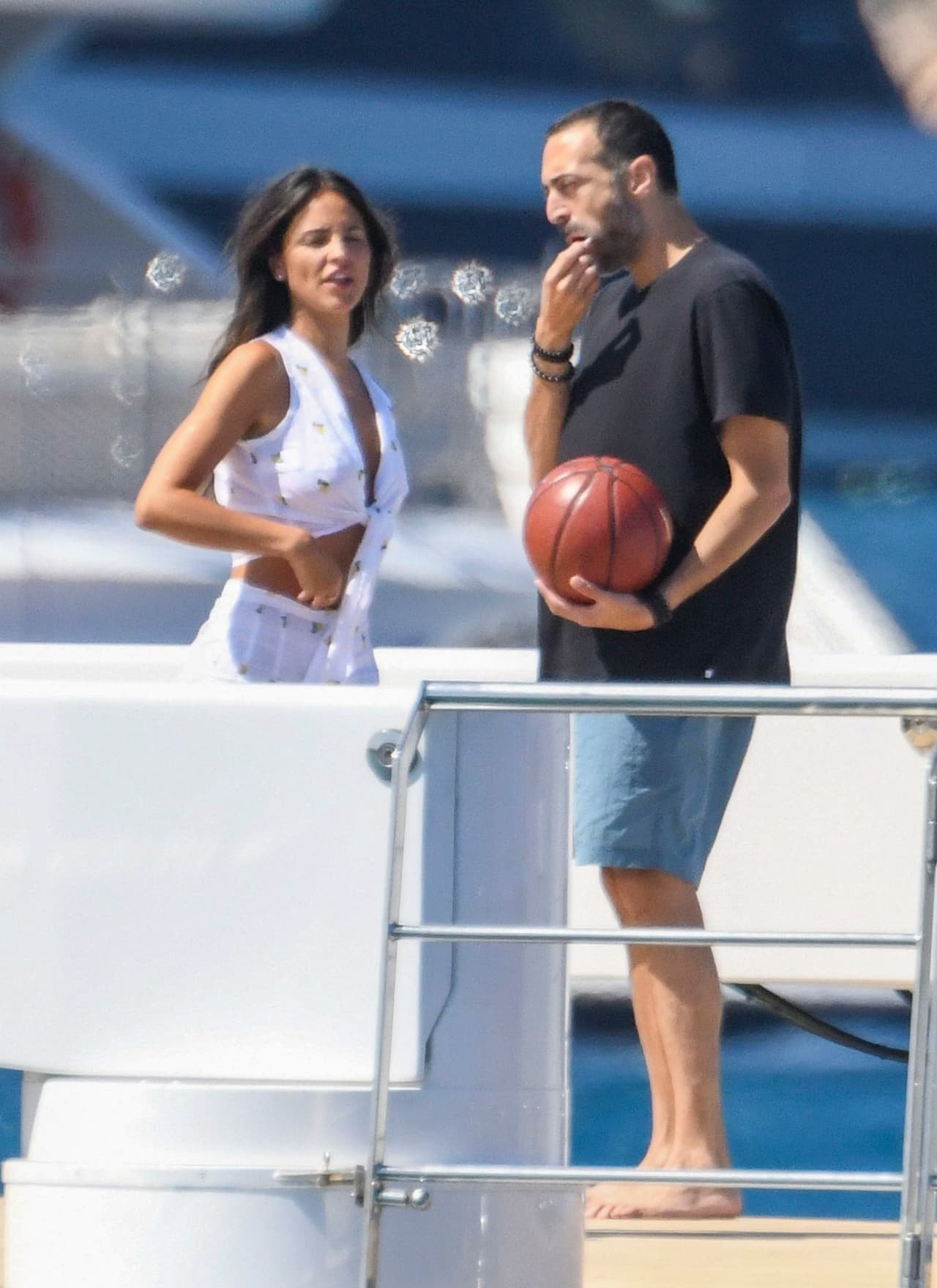 El cineasta también probó suerte con el aro de básquetbol.