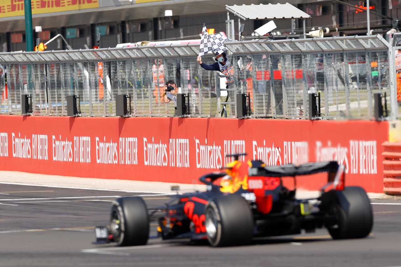 Max Verstappen de Red Bull cortó la racha ganadora de Hamilton y Mercedes. Leclerc (Ferrari) terminó en cuarto y los coequiperos de ‘Checo’, Stroll y Hulkenberg, terminaron en sexto y séptimo, respectivamente. La siguiente fecha se correrá el GP de España, en Barcelona.