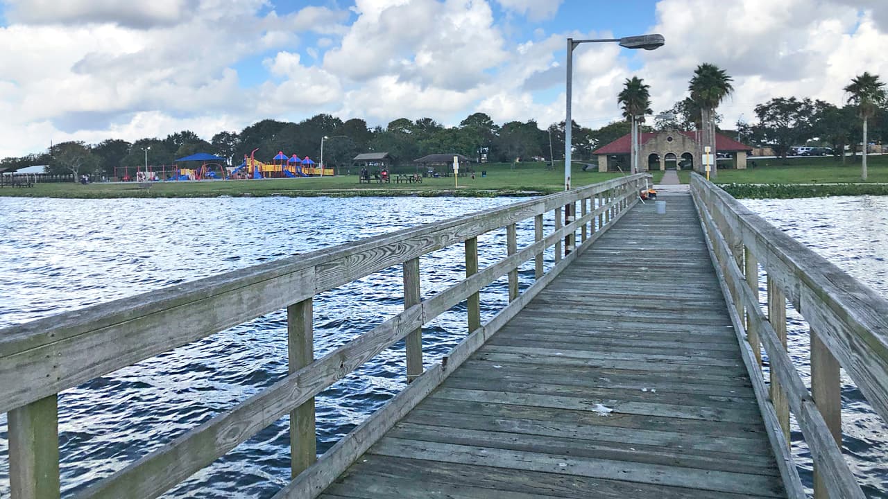 No se necesitan grandes planes para disfrutar del parque. Una simple caminata sobre el muelle del lago para deleitarse con la vista es un buen programa.