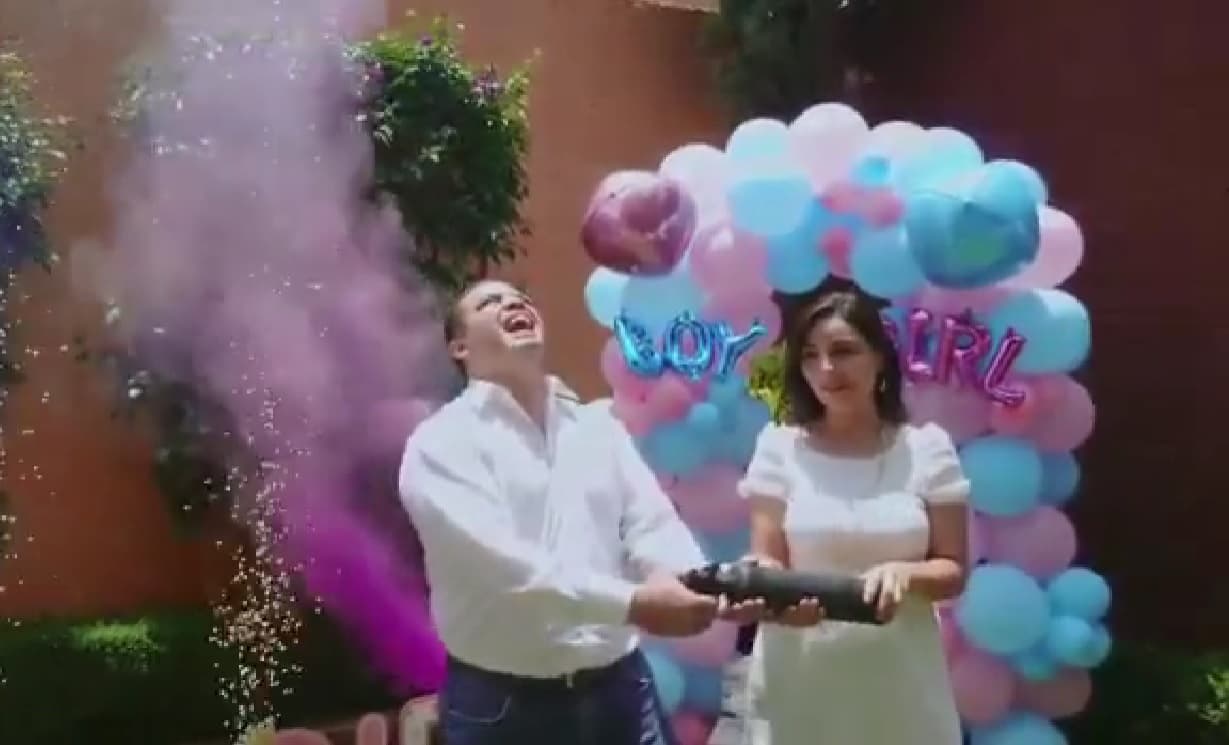 Enfrente de familiares y amigos, Santana y Crespo activaron un tanque de humo, especialmente diseñado para las fiestas de revelación de género. 
<br>