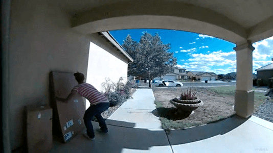 Presunta ladrona de correspondencia en Victorville, en el condado de San Bernardino, es grabada en video el 15 de mayo de 2016.