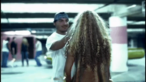 Sacó su superfuerza y derrotó a los malvados que querían hacerle daño.