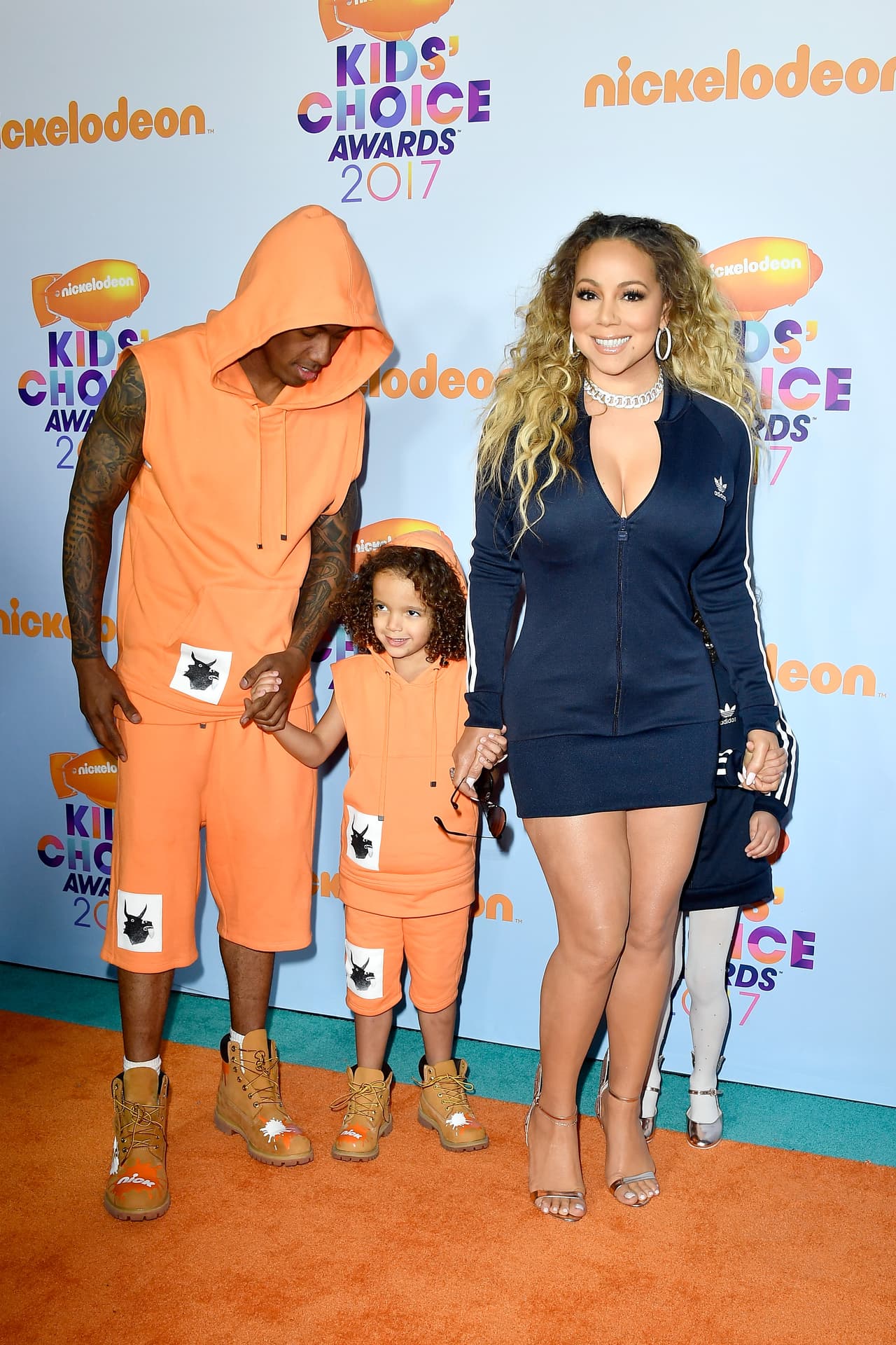 Los dos chicos fueron vestidos igual.