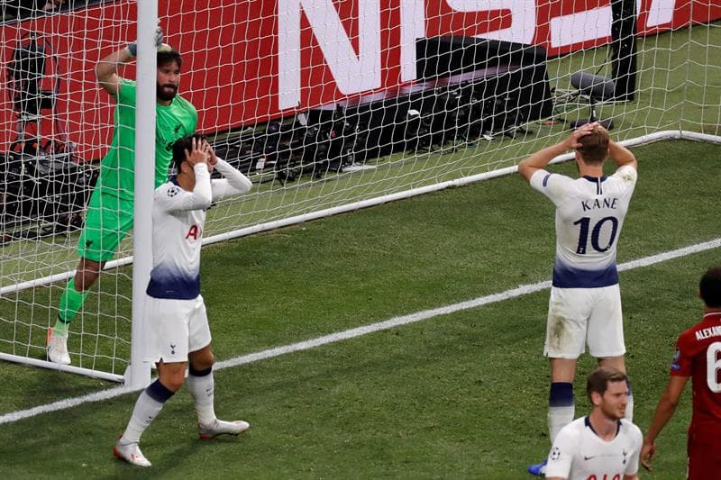 El coreano Son (izquierda) y Harry Kane (derecha) lamentan una opción desperdiciada a 10 minutos del final.