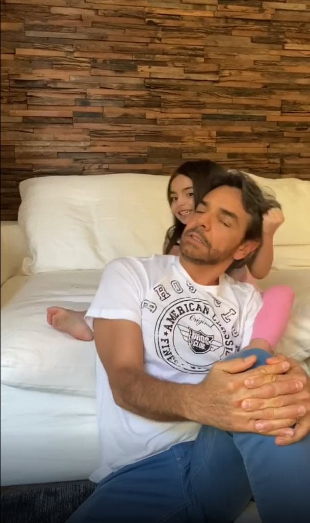 <b><a href="https://www.univision.com/famosos/con-el-juego-de-la-chancla-aitana-le-robo-la-entrevista-en-vivo-a-su-papa-eugenio-derbez-video" target="_blank">Aitana</a></b>, la menor, nació de su matrimonio con Alessandra Rosaldo, su actual pareja. 
<br>