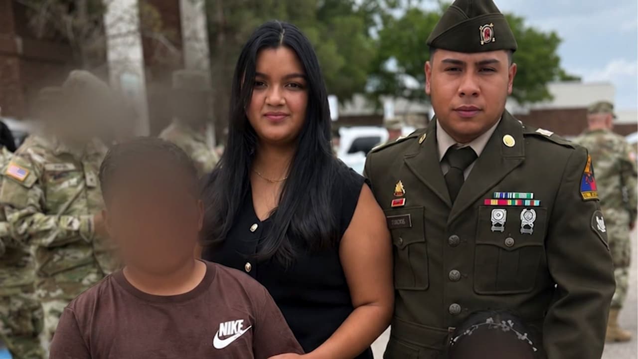 ICE intenta deportar a esposa de sargento, pero la retiraron del avión antes del despegue, ¿qué pasó?