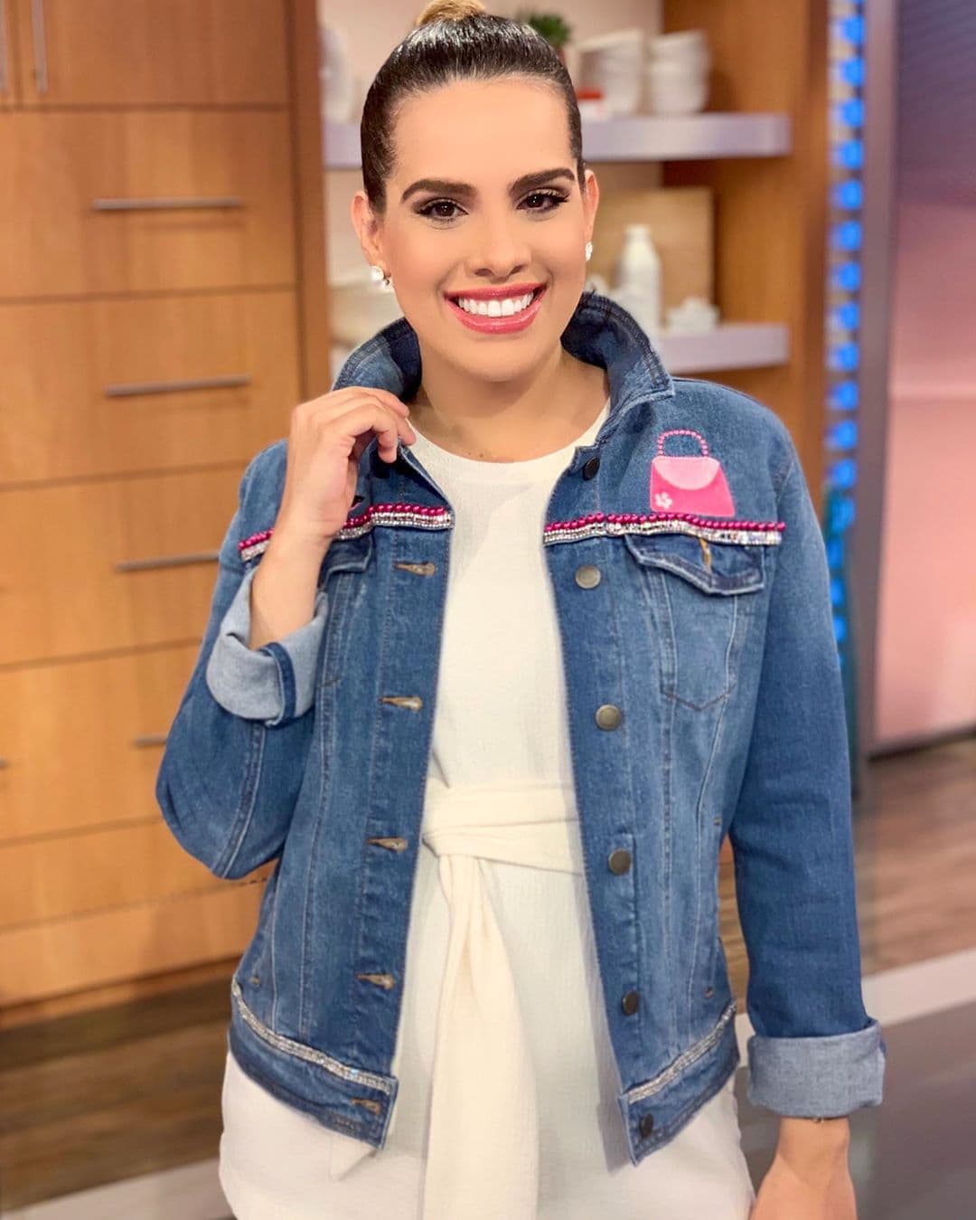 Andrea Chediak lució su pancita de embarazo con esta prenda bordada.