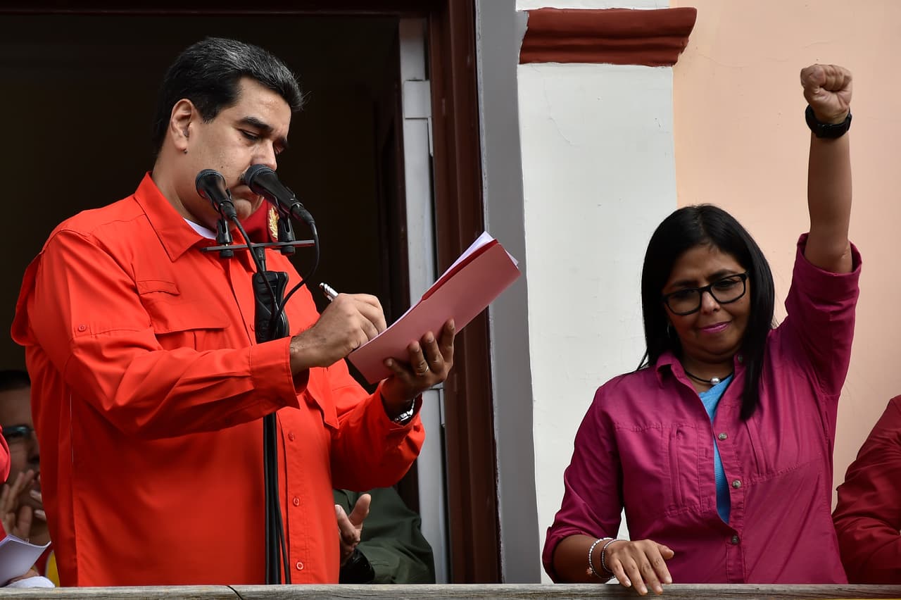 Maduro designó a su vicep`residenta, Delcy Rodríguez, al frente del "Estado Mayor Eléctrico" responsable de afrontar el colapso de los servicios.