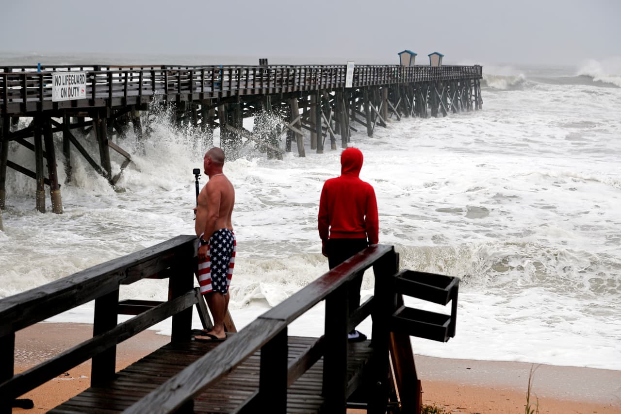 Dorian baja a huracán de categoría 2 antes de llegar a Carolina del Norte, pero el peligro sigue latente