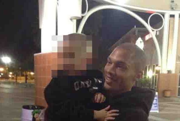 El pequeño, de quien no se revela la identidad por su seguridad, sale en tres fotografías con el reo.