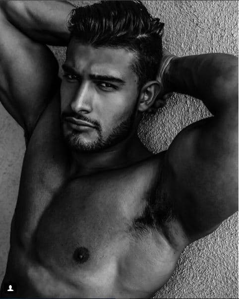 El es Sam Asghari. Un modelo iraní de 23 años que llegó a Estados Unidos hace nueve años y que desde hace un año mantiene una relación amorosa con Britney Spears.