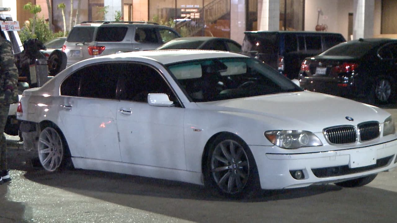 El hombre se detuvo cuando se ponchó una llanta de su automóvil. 
<br>