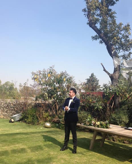 El flamante novio, en anticipación al gran momento.