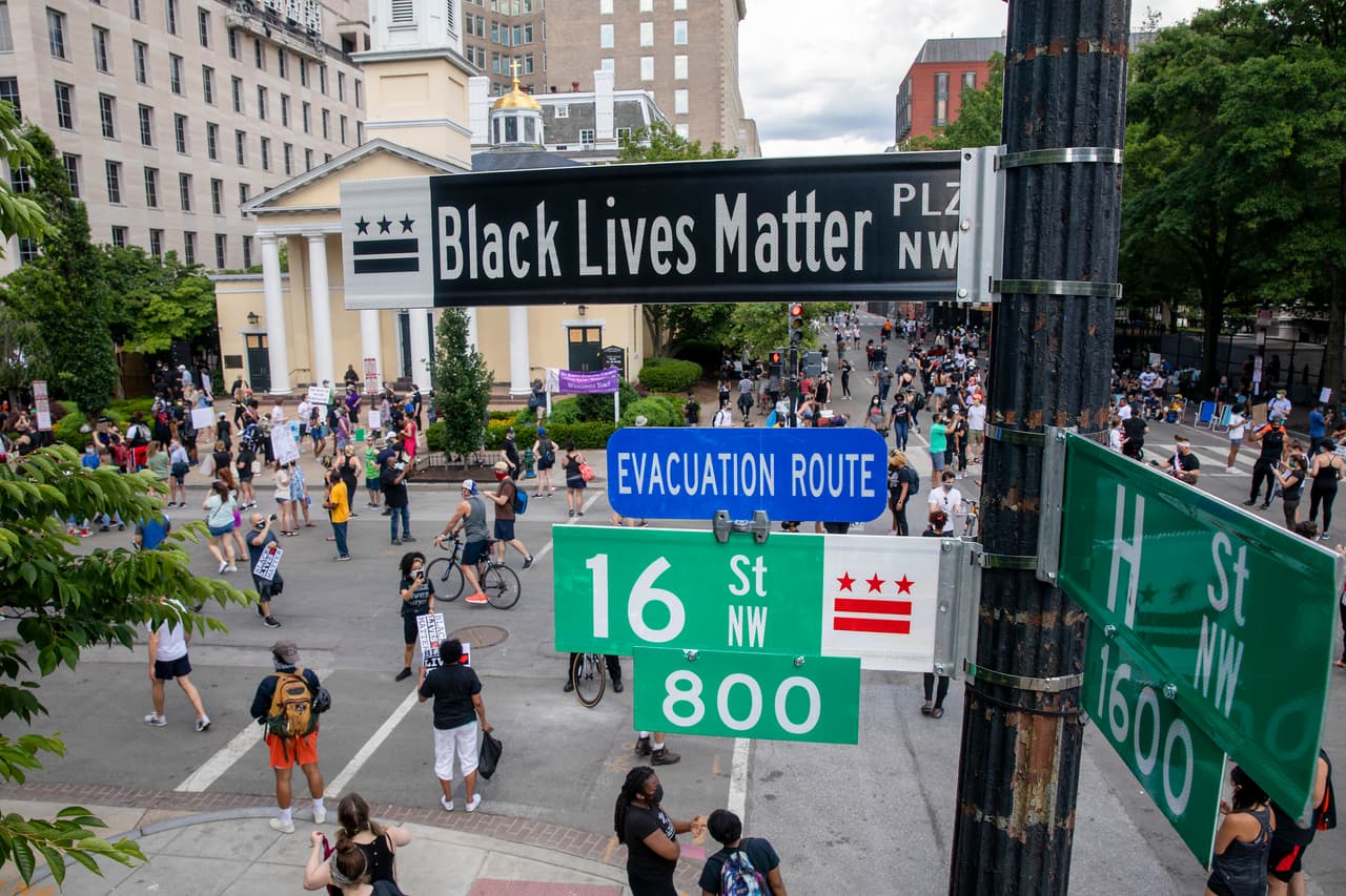 En una muestra de apoyo a las protestas pacíficas en la capital contra el mortal arresto del afroestadounidense George Floyd, la demócrata Muriel Bowser, alcaldesa de Washington DC, ordenó el cambio de nombre.