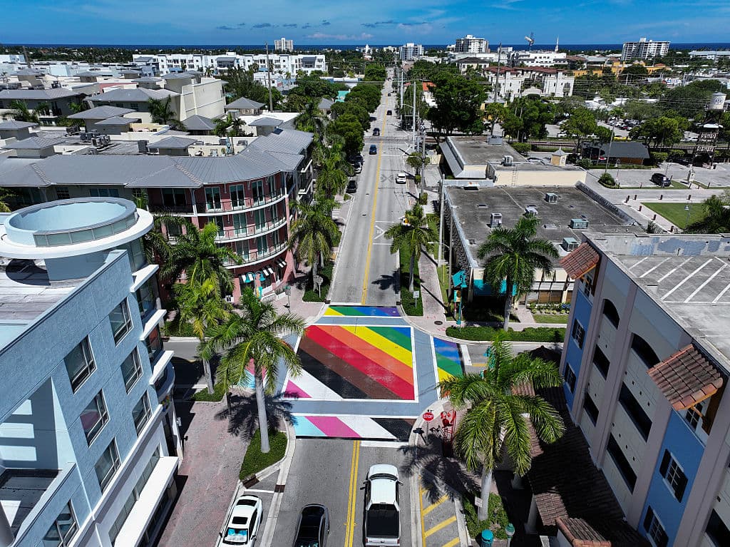 El mural se inauguró en 2021. La polémica se genera porque el propósito era celebrar el orgullo y la inclusión de lesbianas, gays, bisexuales, transexuales y queer, categoría que define a las personas que no son heterosexuales. 
<br>
