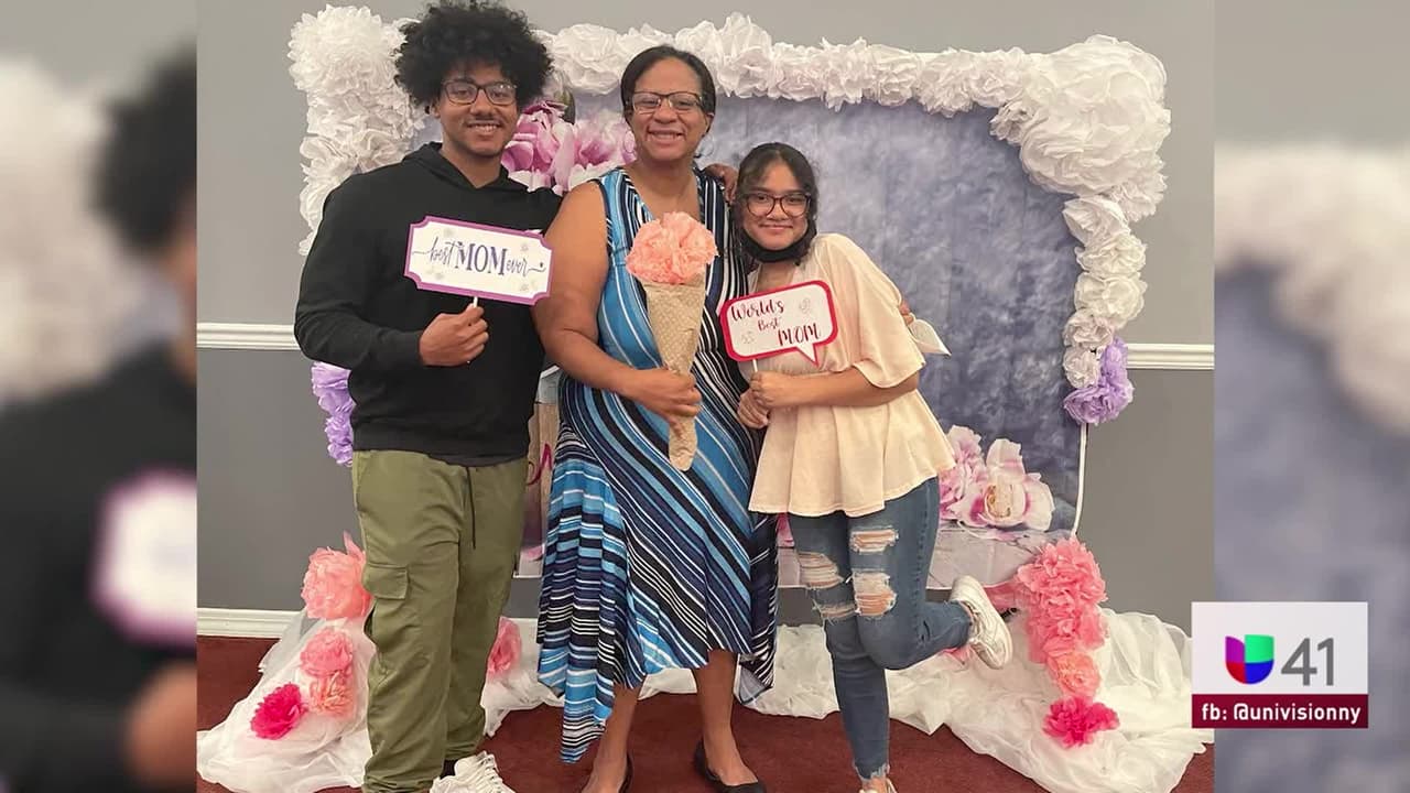 Diciembre: Angela Torres una madre de tres hijos, paciente de cáncer de mama quien dedica su tiempo libre, cuando no esta en terapia, a educar a mujeres sobre el mal que la aqueja. Además, lidera varias organizaciones dedicadas a la distribucion de comida y juguetes a familias de bajos recursos.
<br>
<br>
<a href="https://univision.wyng.com/Angeles_41_2022" target="_blank">Haz clic aquí para votar</a>