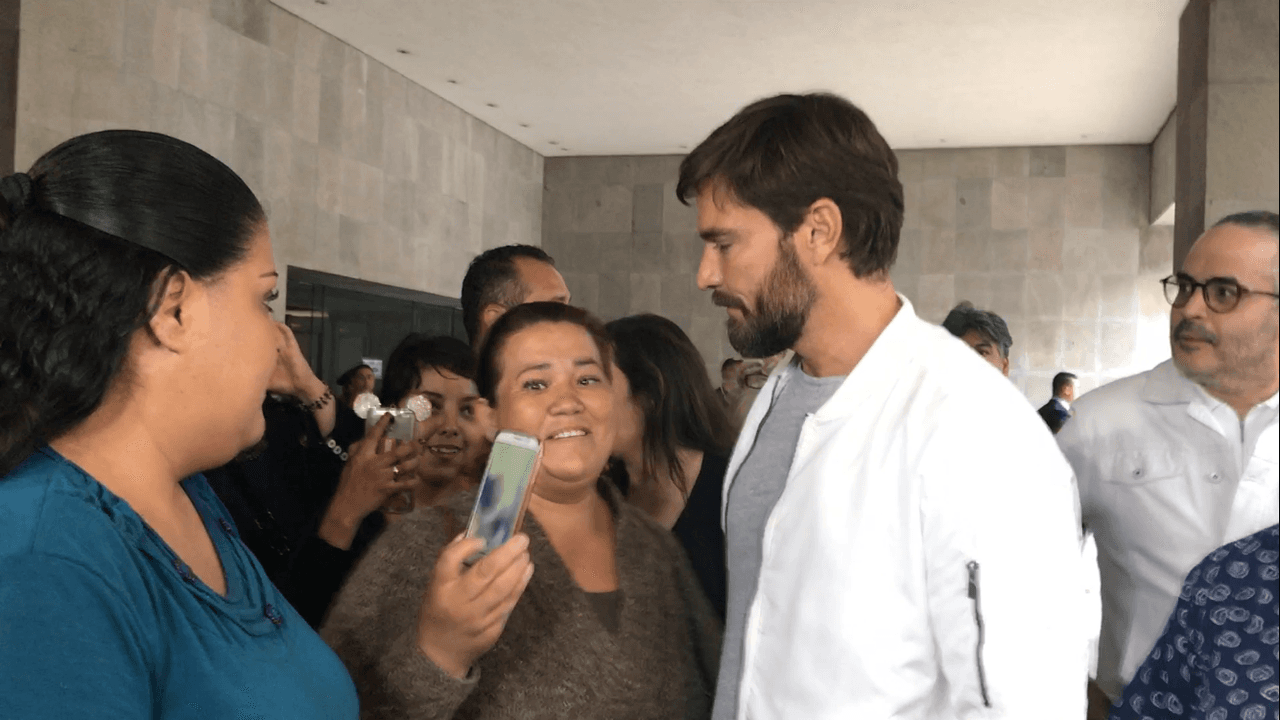 Alejandra Capilla, la mujer de camisa azul, estuvo a punto de hacer llorar a Julián Gil. Esperó su turno entre la multitud para poder hablar con él.