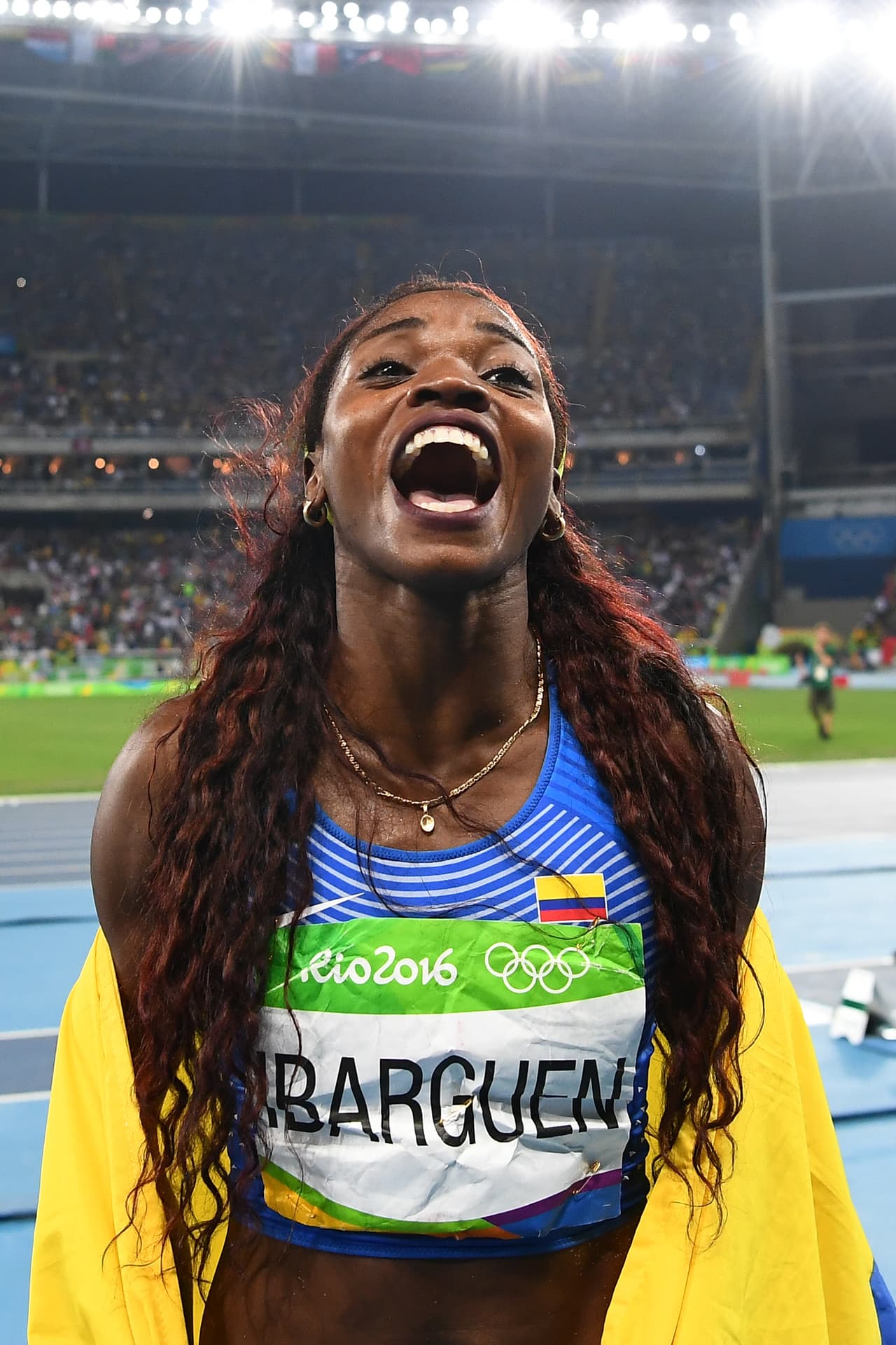 La espigada atleta colombiana Caterine Ibargüen y su celebración de la medalla de oro en salto triple, primera en la historia del atletismo olímpico de su país.