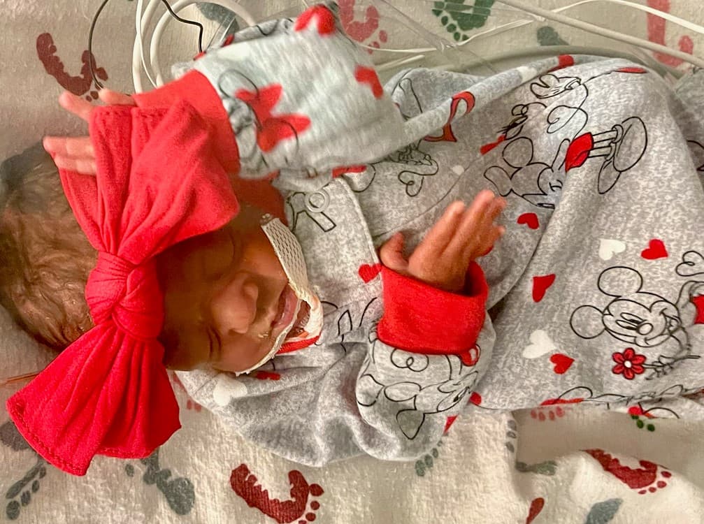 Con mucho amor las nuevas familias vistieron de rojo a sus pequeñitos.