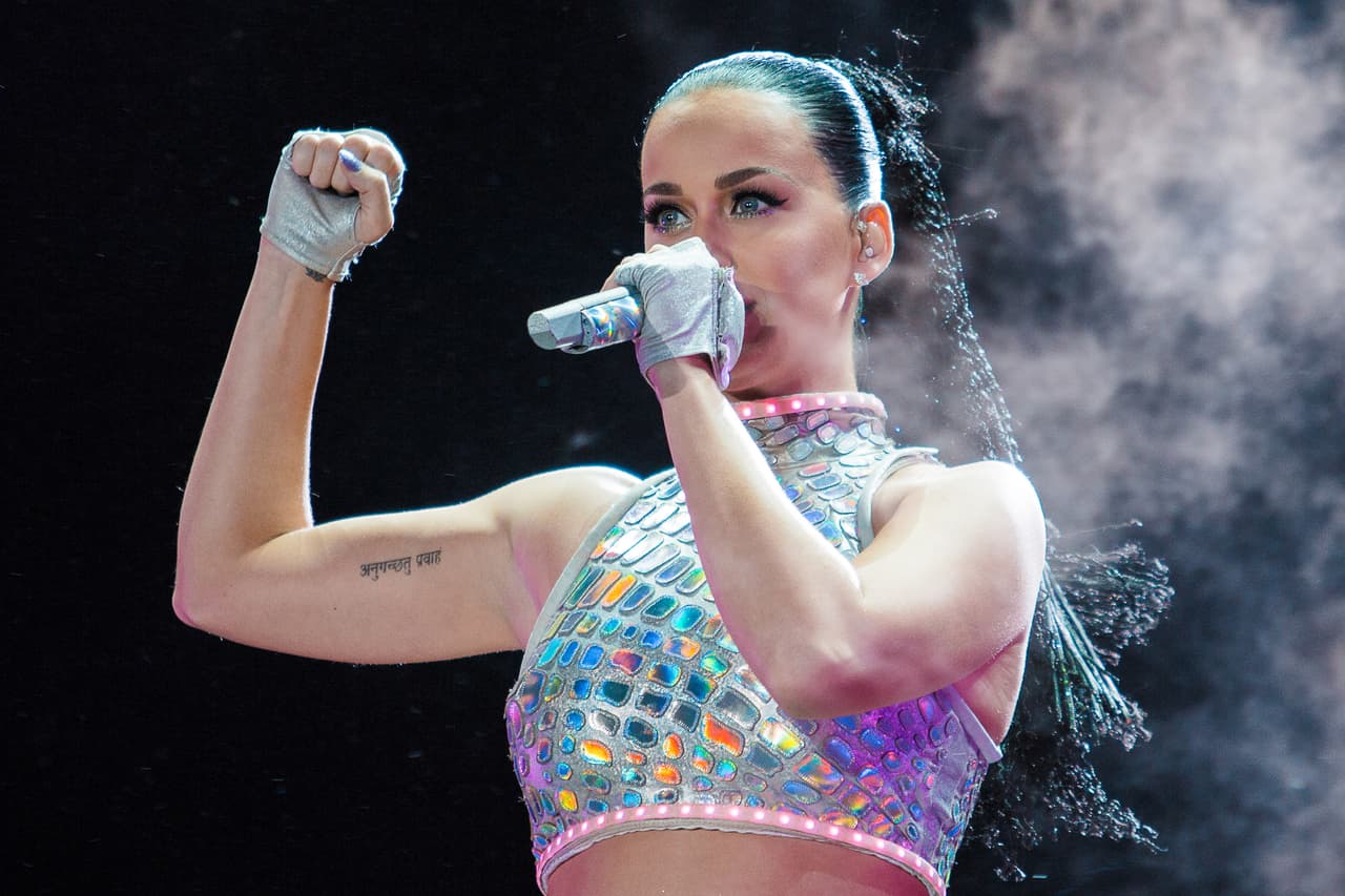 Se río del momento y hasta bromeó con el público.