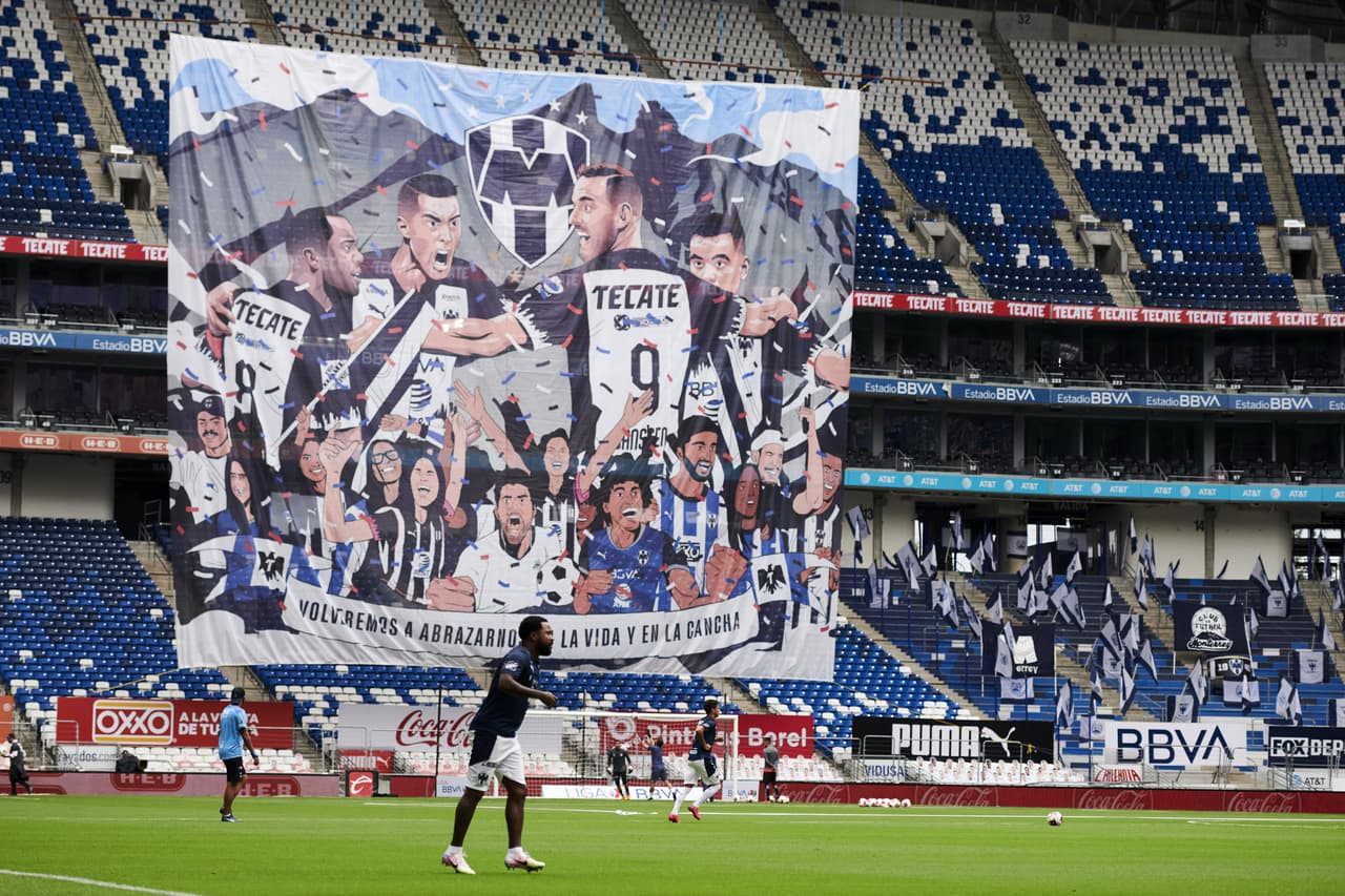 Así lucen algunos de los estadios mexicanos con el motivo de que la afición continúe en contacto con los jugadores durante cada partido.