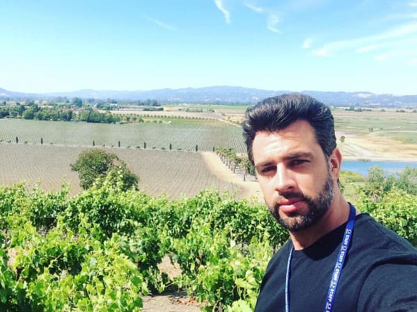 Estudió actuación en el Centro de Educación Artística de Televisa (CEA).