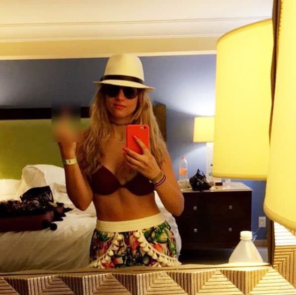 "
<b>Nunca hay que permitir que la gente mala quiera arruinar tu vida con intrigas, mentiras, chismes, venenos y muchas cosas negativas más</b>... Hay que aprender a cerrarle la puerta a esas personas que lo único que quieren es hacer el mal con sus actos y su fracaso y frustración personal. Por lo visto, a esas personas que están muy al pendiente de nosotros, a esas personas les mando esta imagen con mucho gusto y esto es lo que opino de ellas #ganandocomosiempre #hatersgonnahate".