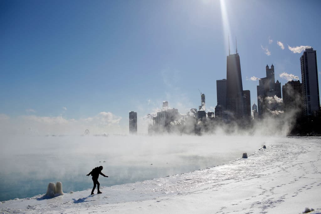 La madre naturaleza promete doble cachetada para los residentes de Chicago. Se espera nieve y temperaturas gélidas