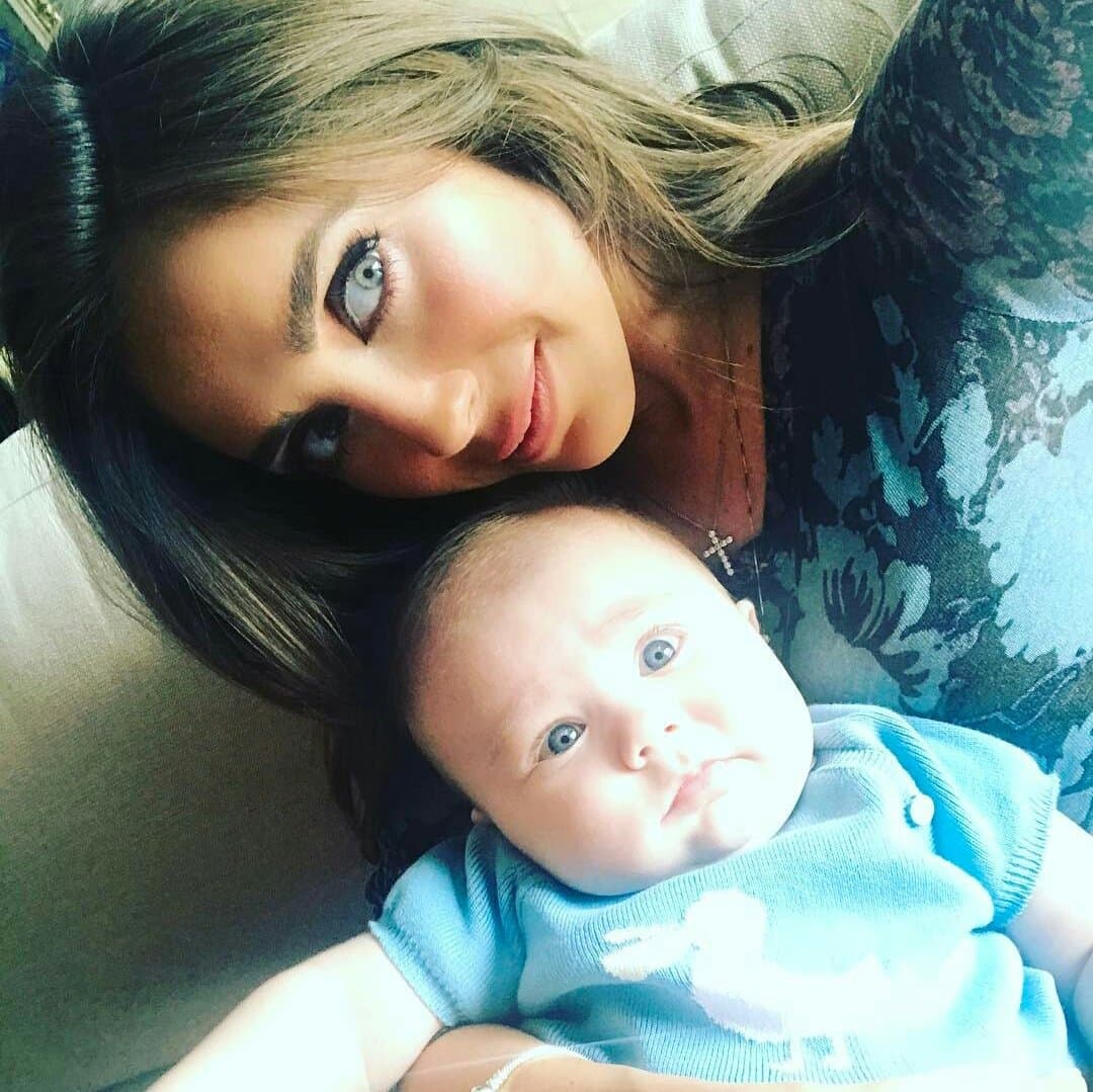 El pequeño Manuel heredó los ojos de sus apuestos padres, y se aprecia a primera vista que será todo un galán cuando sea más grande. ¡Está hermoso!