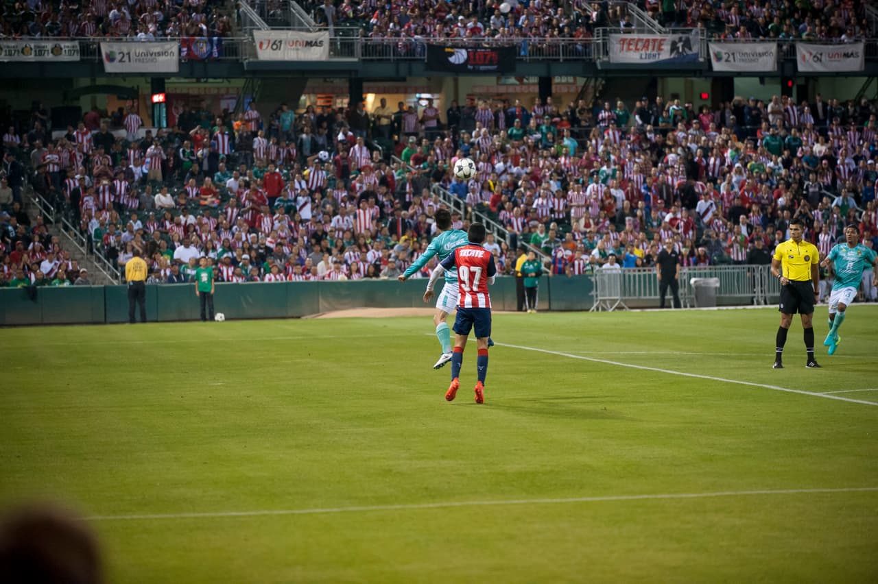 Este 12 de noviembre Chivas y Leon llegaron a Fresno con futbol de Liga MX. Leon derroto a Chivas 3-2.