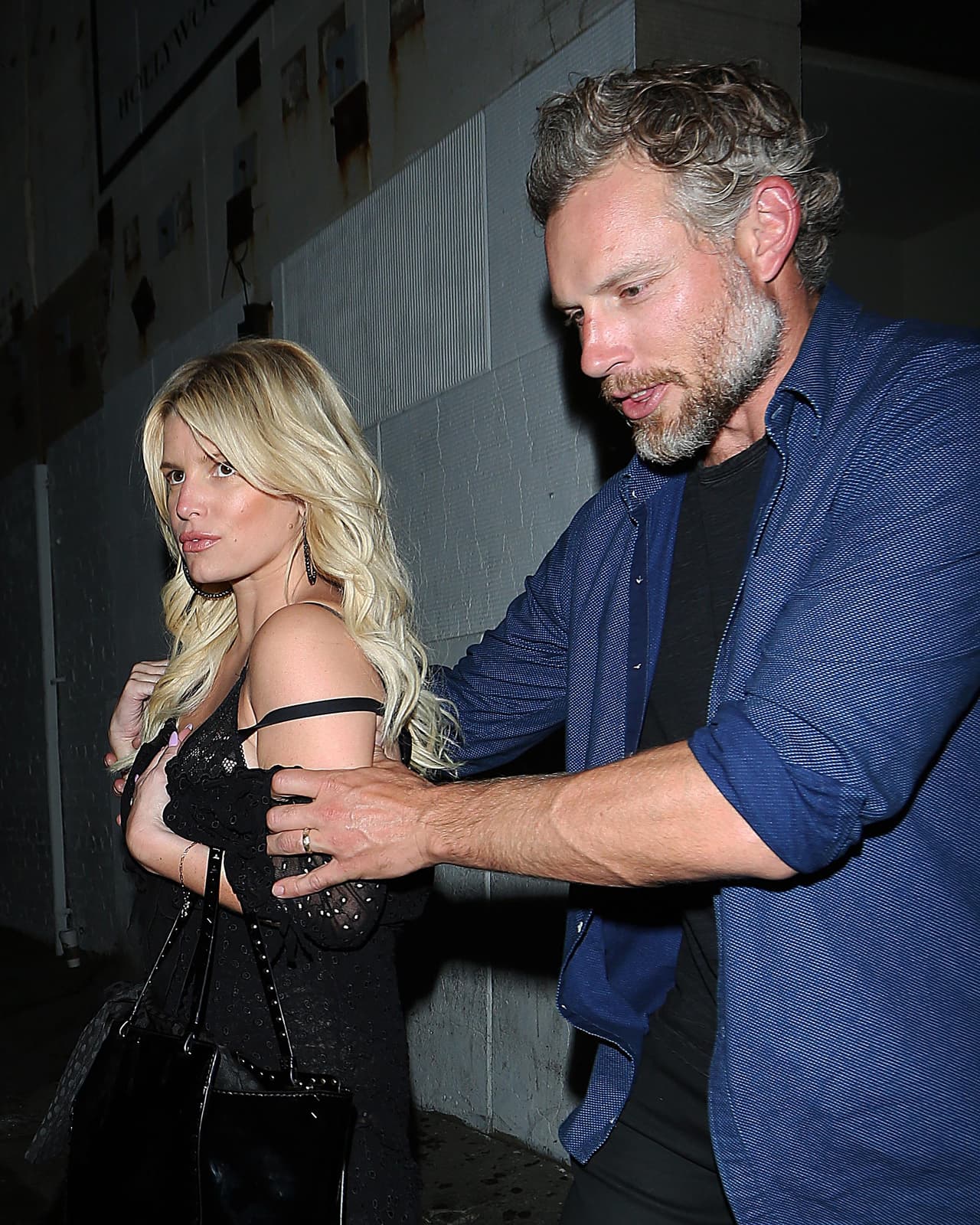 Pero los fotógrafos no perdieron oportunidad de retratarla con unas copitas de más.