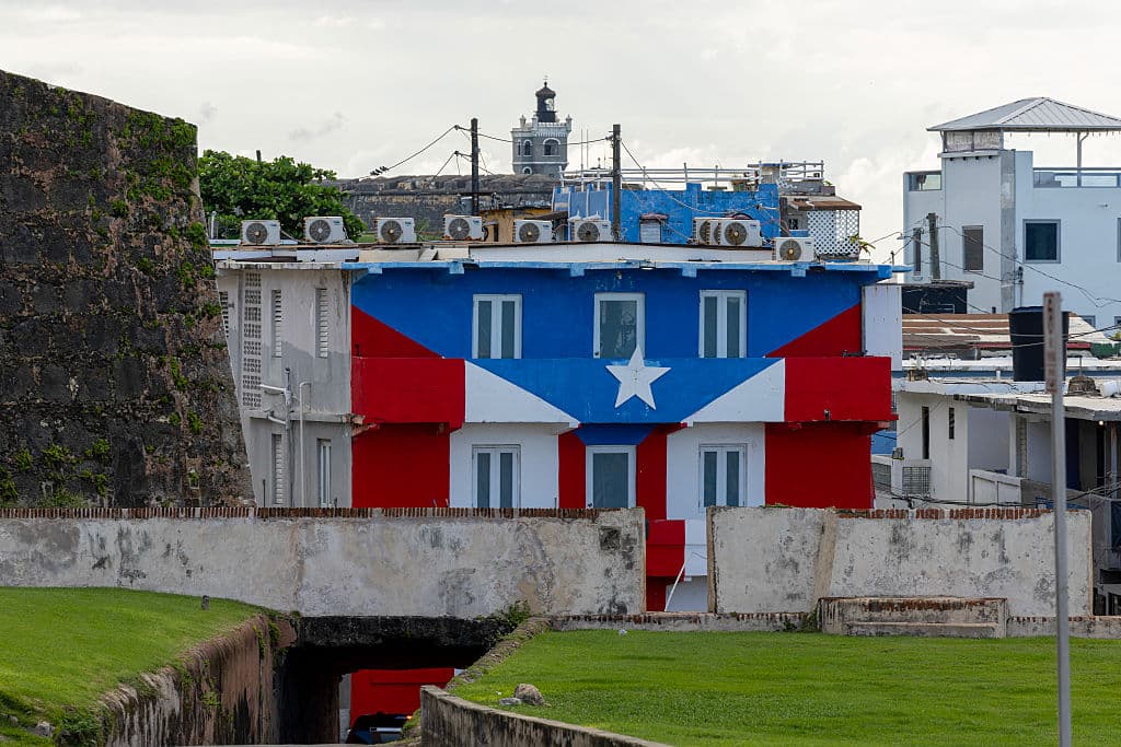 Entre los aproximadamente
<b>21,500 trabajadores del gobierno federal en Puerto Rico están los de los aeropuertos</b>, la mayoría de los cuales tendrán que seguir trabajando, sin recibir su salario hasta que el Congreso de los Estados Unidos y el presidente Donald Trump acuerden una medida presupuestaria que permita reactivar la operación normal del gobierno.