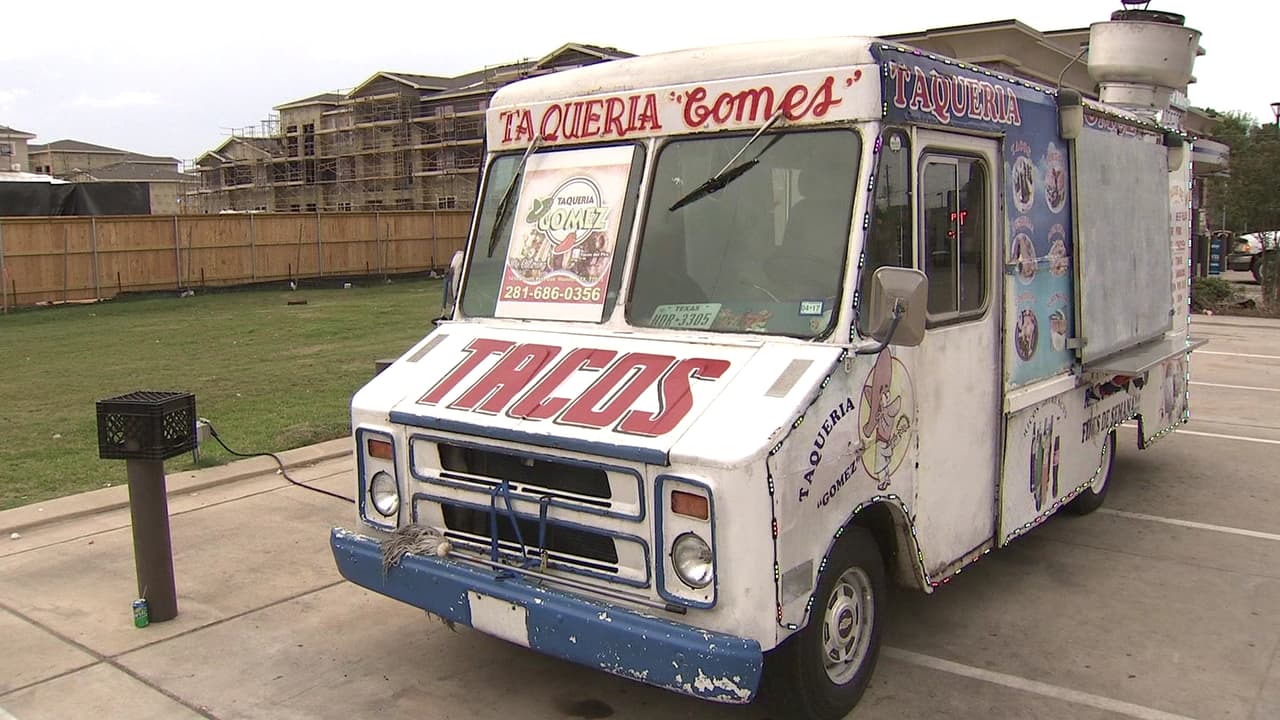 La esposa y la hija de Piro García siguen operando las taquerías móviles mientras él sigue detenido por ICE.