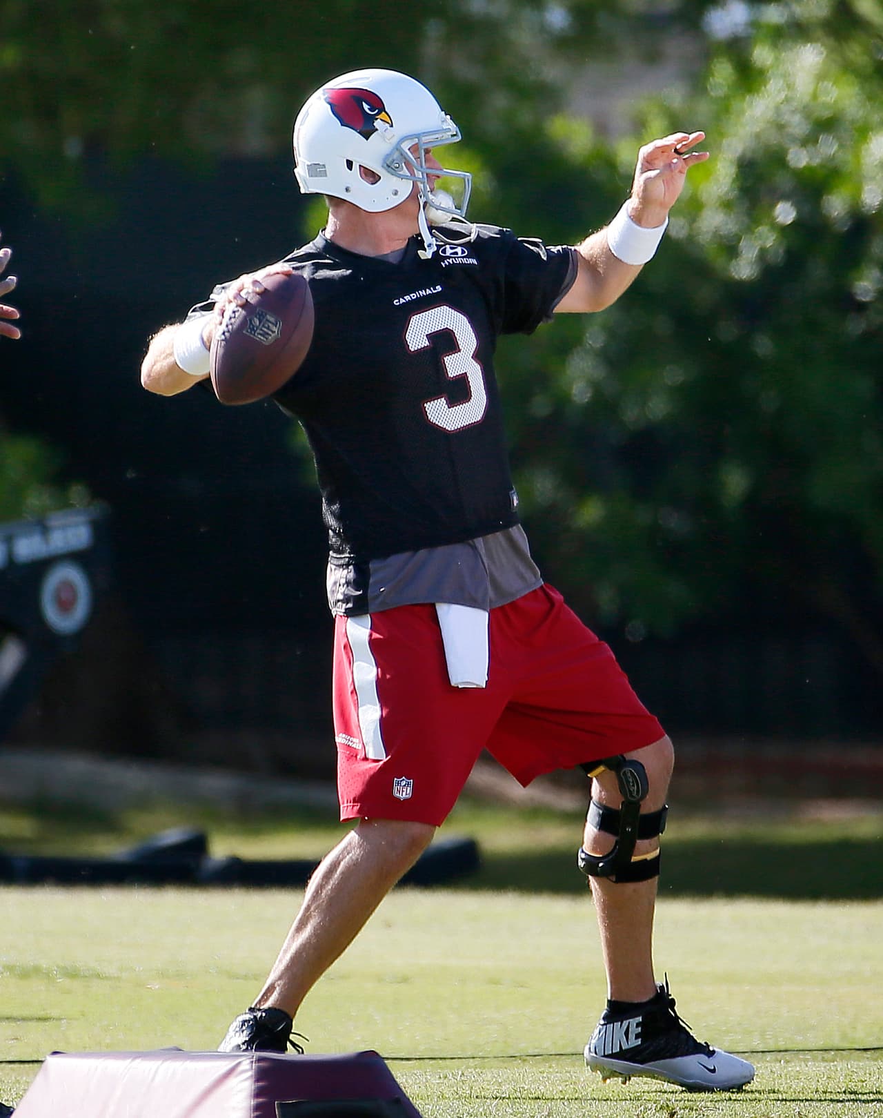 Bruce Arians: Carson Palmer sabe que el reloj está corriendo hacia el final de su carrera