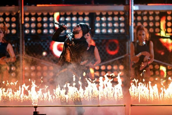 Yandel también jugó con fuego en la tarima.