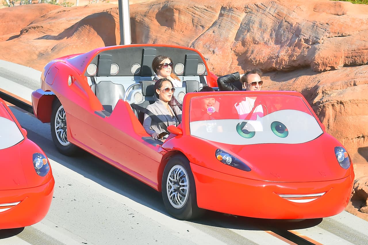 Ahí, el actor se acomodó en el asiento, puso sus brazos detrás de la cabeza y se relajó.