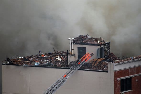 El derrumbe de dos edificios en el barrio de Harlem se debió a una explosión por una fuga de gas y confirmó al menos dos muertos, 18 heridos y varias personas desaparecidas. "La tragedia se originó por una explosión de gas y sabemos que hemos perdido a dos personas y que hay 18 heridos de diversa consideración y varias personas desaparecidas", dijo el alcalde de Nueva York, Bill de Blasio en una conferencia de prensa junto al lugar del siniestro. De Blasio detalló que las autoridades procederán a buscar entre los escombros una vez que los bomberos controlen el incendio, tras explicar que quince minutos antes de la explosión un vecino llamó a la empresa ConEdison para alertar de una fuga de gas