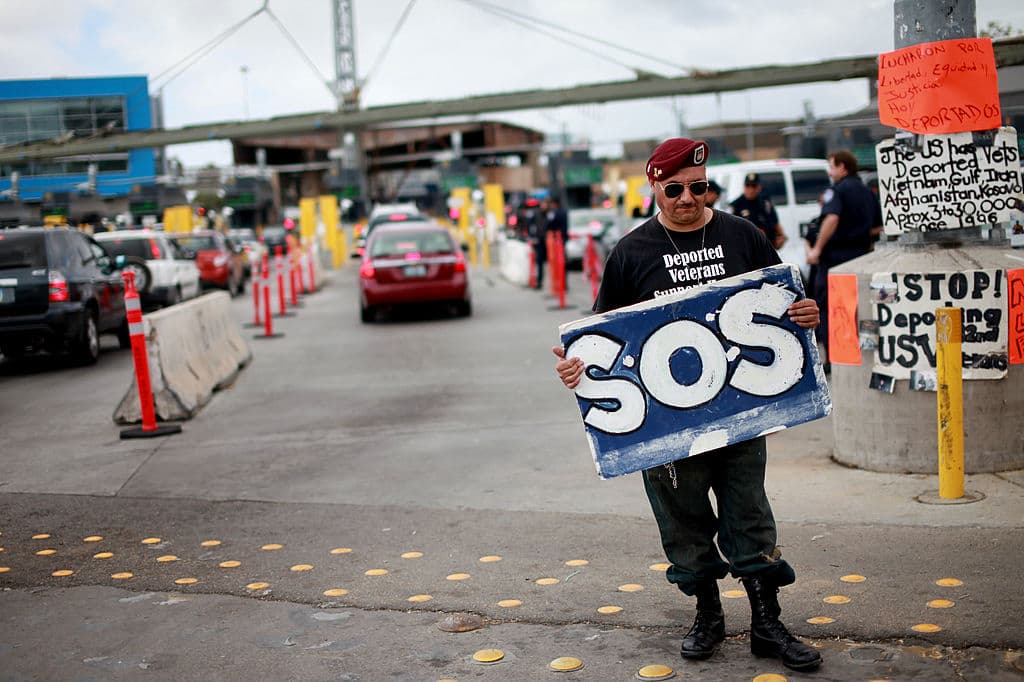 Veterano de EEUU protesta en Tijuana por las deportaciones de militares.