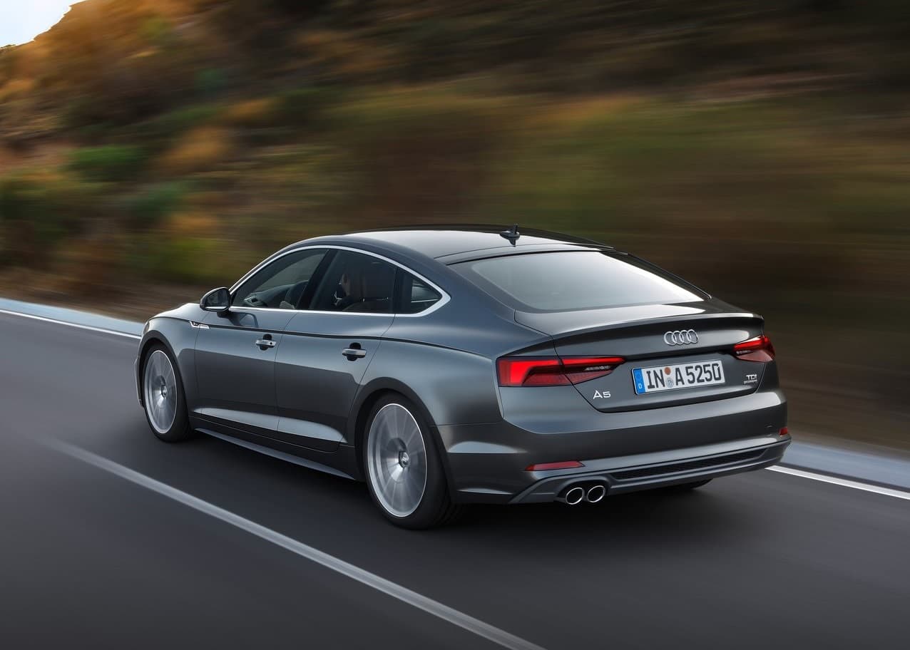 El Audi A5 Sportback 2017 cuenta con importantes mejoras en sistemas de asistencia al conductor. Por ejemplo, el asistente de embotellamiento de tráfico se encarga de acelerar y frenar en trafico pesado y hasta puede direccionar al vehículo bajo ciertas circunstancias mientras que asistente de evasión de choque puede no sólo aplicar los frenos sino también tomar control de la dirección momentariamente para evitar obstáculos en la vía.