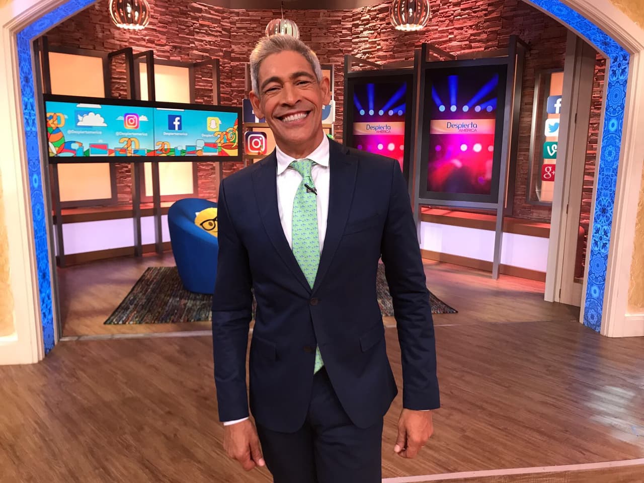 <b><a href="http://www.univision.com/shows/mira-quien-baila/johnny-lozada-juez-de-mira-quien-baila">Johnny Lozada</a></b> nació el 21 de diciembre de 1967 en Caguas, Puerto Rico. En agosto de 2012 se convirtió en uno de los conductores principales del programa Despierta América.