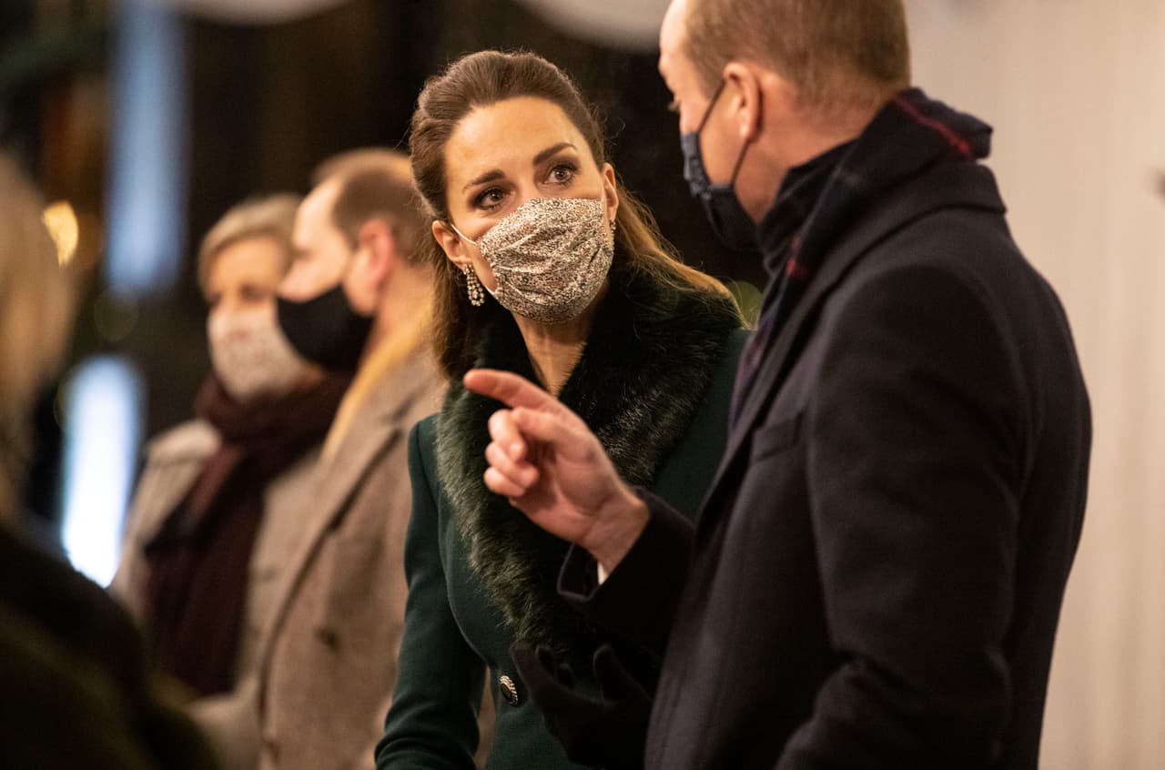 Durante esa gira relámpago, los duques admitieron que aún no han definido
<b> <a href="https://www.univision.com/famosos/la-madre-de-kate-middleton-revela-el-plan-que-tiene-para-que-sus-nietos-la-ayuden-a-decorar-el-arbol-de-navidad-fotos" target="_blank">cómo pasarán Navidad</a> </b>debido a las actuales circunstancias.
<br>