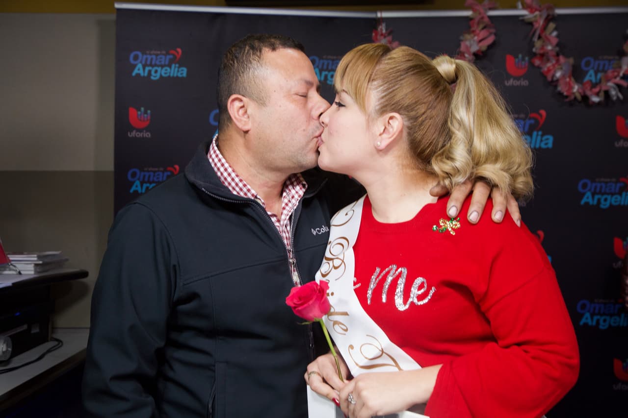 El video de la inusual propuesta de matrimonio en la radio