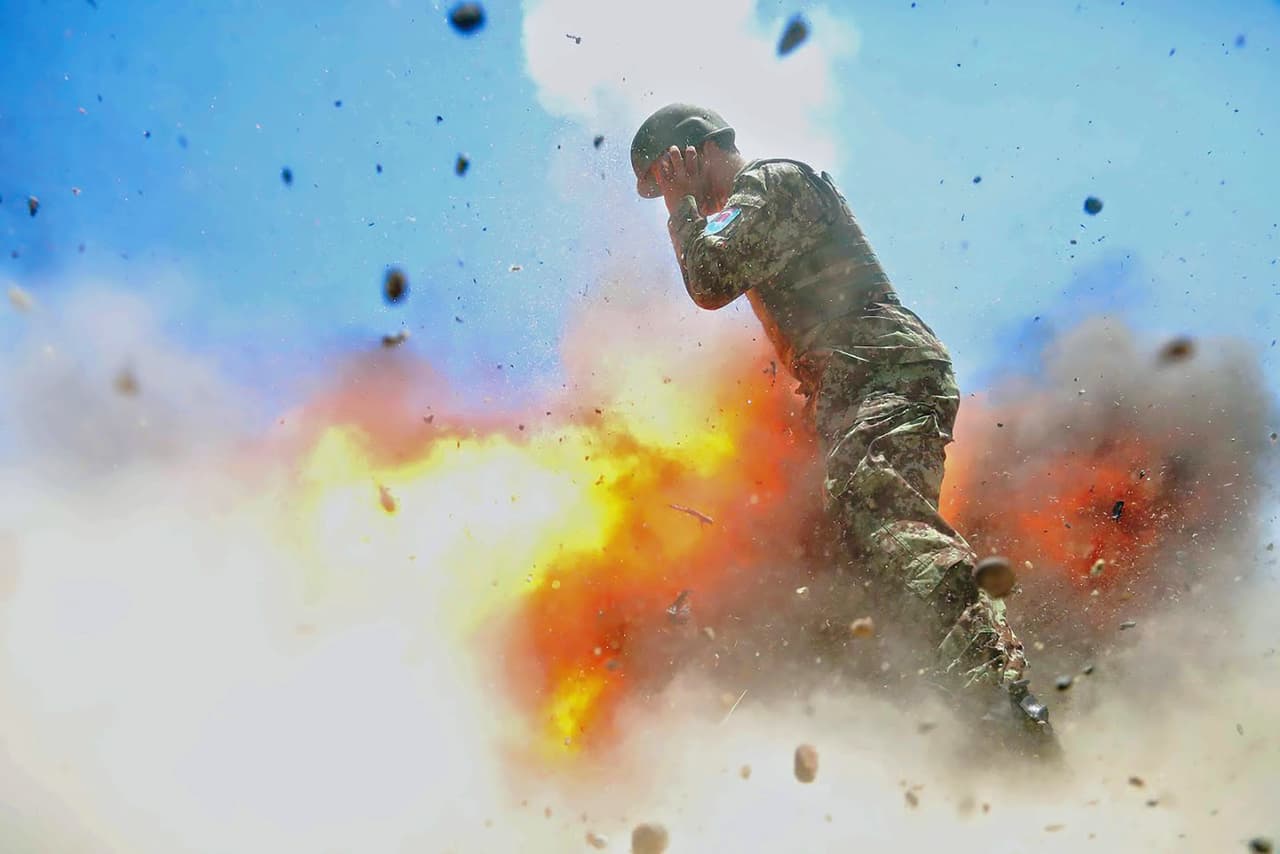 Hilda Ortiz Clayton, una soldado y fotógrafa de combate estadounidense, tomó esta fotografía del momento en que un tubo de mortero explotó durante un ejercicio de las tropas estadounidenses y las afganas, en julio de 2013. Cuatro soldados del ejército de Afganistán murieron con la explosión, y también Clayton. 
<br>
<br>20 años de conflicto en Afganistán le costó a Estados Unidos más de 2,400 vidas y unos dos millones de millones de dólares (dos billones, 
<i>trillions</i> en inglés).