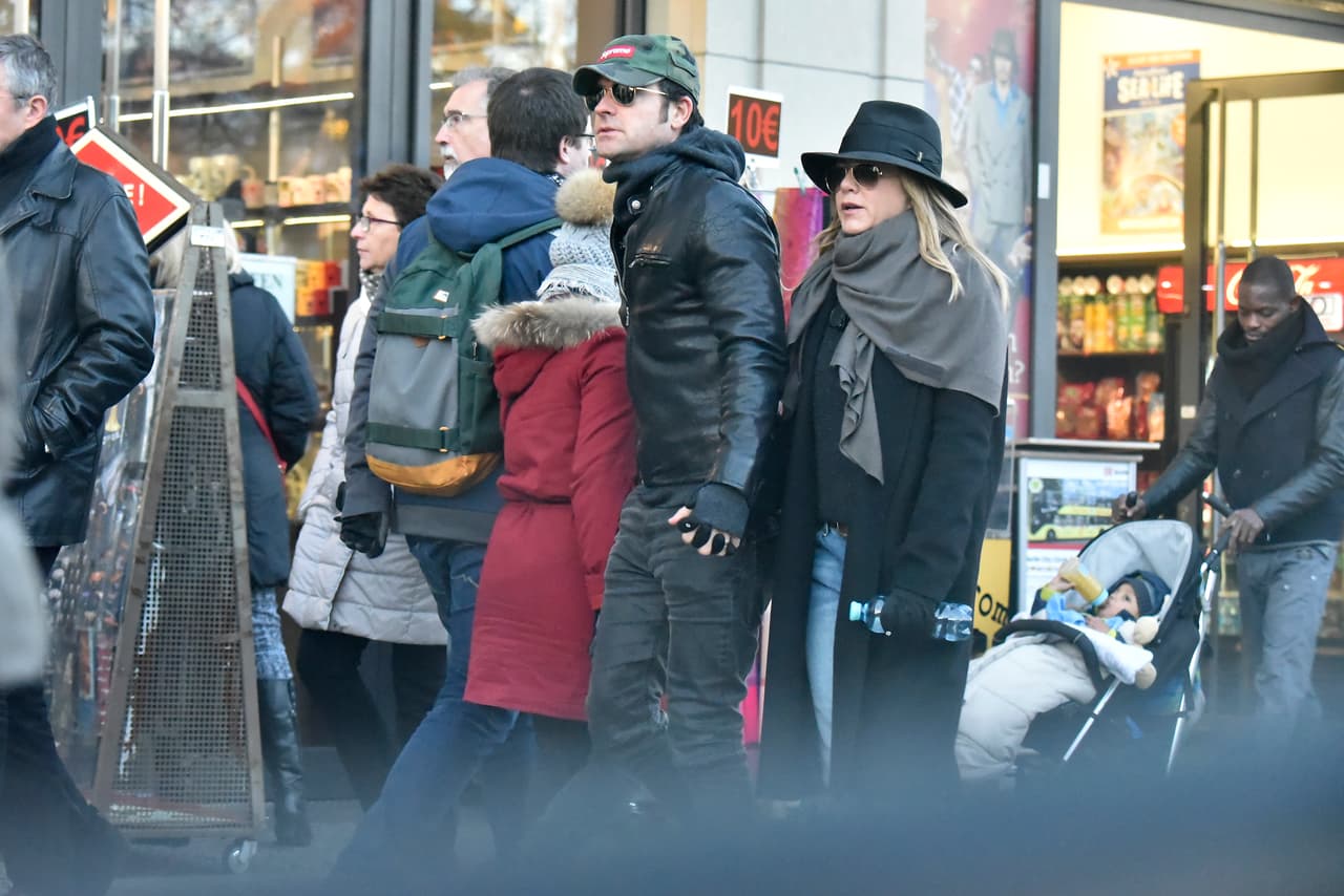 Tomaditos de la mano y bien abrigados.