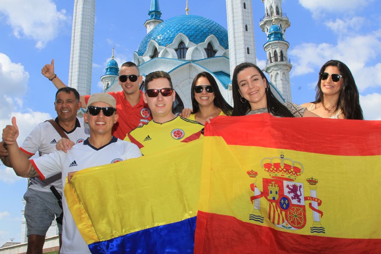 Los españoles se unieron al sentimiento colombiano en Kazán en el día de partido contra Polonia.