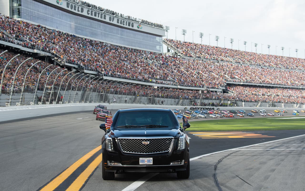 <b>Un Trump popular. </b>Tras evitar la destitución en el juicio político, la popularidad del presidente repuntó. En ese momento todavía 10 demócratas competían por la nominaci´on a la candidatura y era difícil preveer con certeza el resultado de las presidenciales. Esta fotografía del 16 de febrero muestra al mandatario y su esposa Melania Trump dando una vuelta en la pista de las ‘500 Millas de Daytona’, una famosa carrera de automóviles.