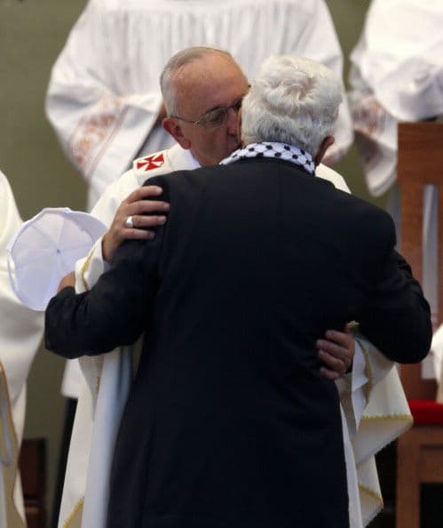En la celebración eucarística, el papa Francisco besó la mejilla del presidente palestino.