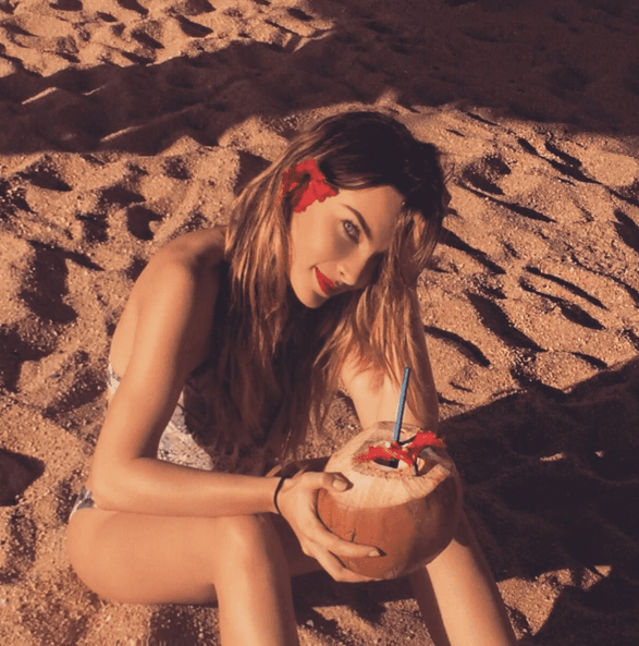 Esta preciosa chica, se ve súper bien en la playa.