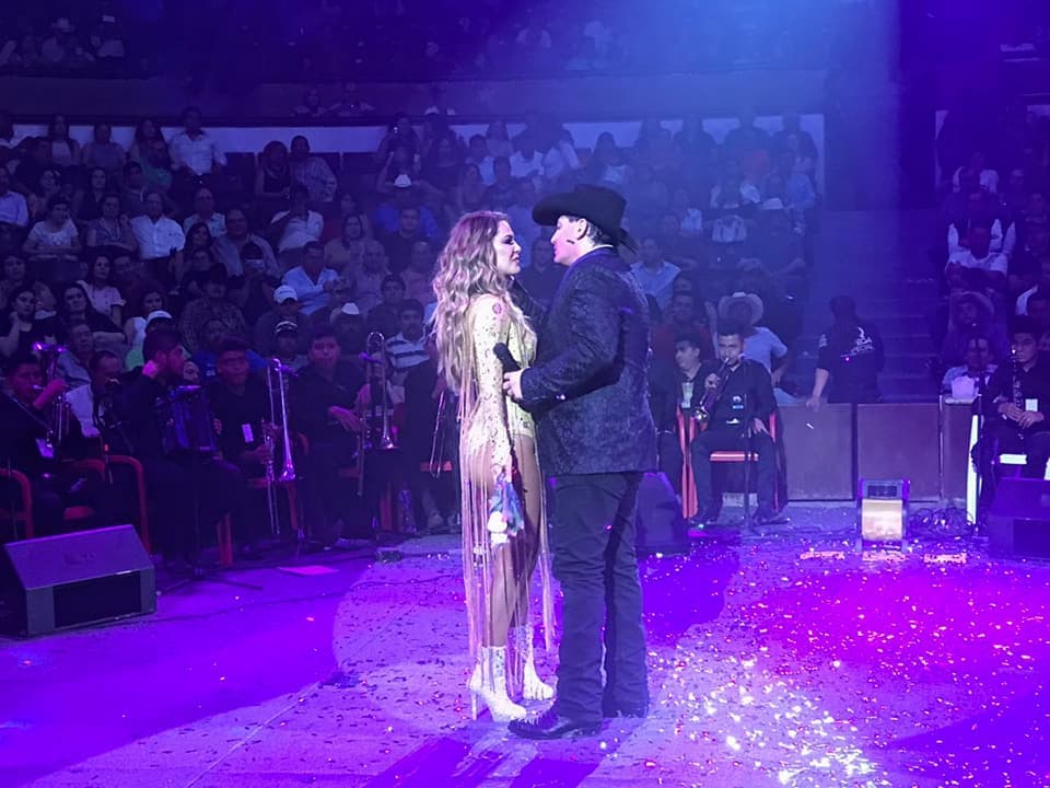 Y qué decir de las miradas coquetas entre ambos. En cada canción él aprovechaba para acercarse lo más posible a ella y, como algunos testigos comentaron, parecía que no fueron miradas actuadas, sino más bien de amor.